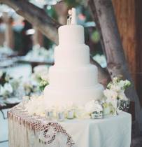 Торт белый с фигурками жениха и невестя