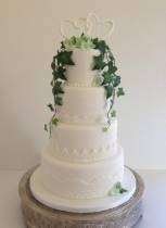 Торт белый с орнаментом и цветком