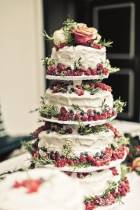 Торт со свежими ягодами и живыми розами