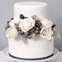 Торт белый с ягодами и цветами