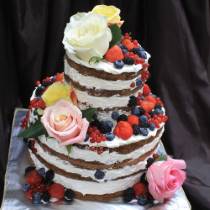 Торт открытый с ягодами и живыми розами