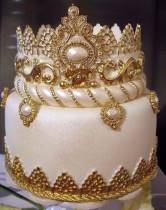 Торт двухъярусный с короной в золоте