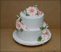 Торт с цветами белый с розовыми лентами