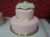 Торт с цветами белых роз розовый