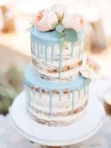 Торт с цветами открытый с голубыми потеками