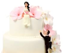 Торт с цветами и фигурками жениха и невесты