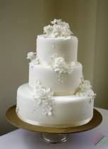 Торт с цветами белый