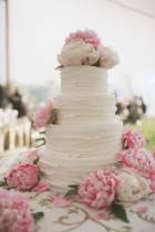 Торт с цветами розовых пионов четырехярусный белый