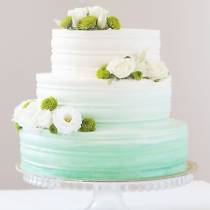 Торт с цветами бело-зеленый с эффектом омбре