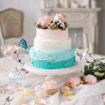 Торт с цветами нежно-розовый с зеленым
