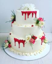 Торт с цветами с красными потеками