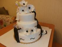 Торт с цветами с женихом и невестой