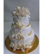 Торт с цветами трехъярусный с золотыми шнурами