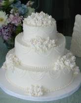 Торт белый с белыми цветами
