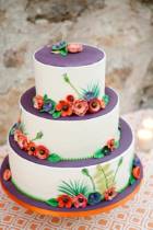 Торт трехъярусный бело-фиолетовый с оформлением