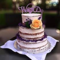 Торт открытый с инициалами и цветами сирени