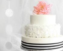 Торт с черно-белым бордюром и цветком