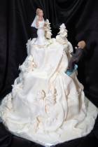 Торт зимняя гора с фигурками жениха и невесты