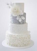Торт с цветами бело-серебристый текстурный