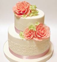 Торт с цветами белый с орнаментом и розовой лентой
