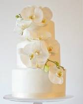 Торт с цветами трехъярусный с белыми орхидеями