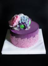 Торт бархатный с кружевом и цветами