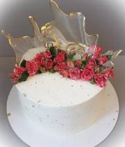 Торт маме с живыми розами и карамелью
