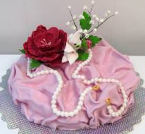 Торт оригинальный с цветком и украшениями