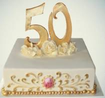 Торт квадратный для мамы на 50 лет с золотом