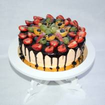 Торт для мамы с шоколадом и ягодами