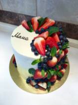 Торт маме с ягодами и листиками