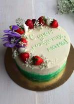 Торт для мамы с клубникой и цветами