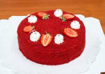 Торт бархатный в красном с клубникой и сливками