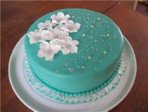 Торт голубой с белыми цветами