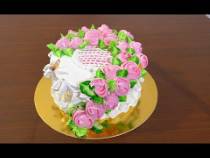 Торт масляный с цветами и бабочками