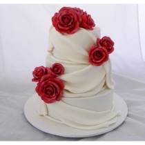 Торт на день рождения с розами на мастике