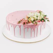 Торт с розовыми потеками с цветами и печеньем