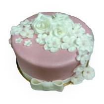 Торт на день рождения розовый с белыми цветами