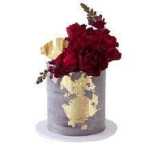 Свежий и вкусный свадебный торт с бордовыми цветами - спешите заказать!