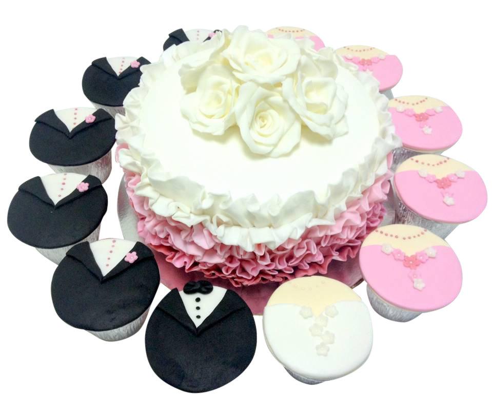 Торт с пирожными для жениха и невесты