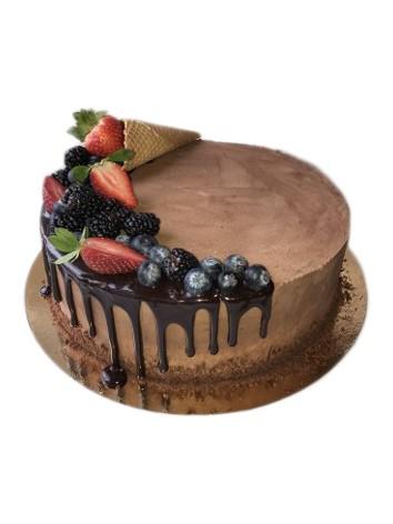 Торт шоколадно-бархатный с ягодами