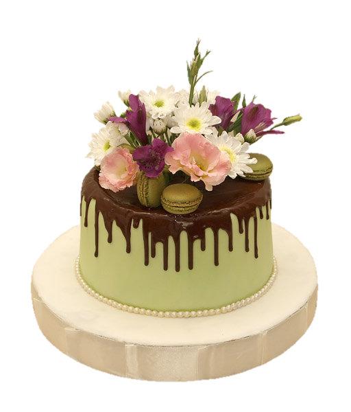Торт с шоколадными подтеками и живыми цветами