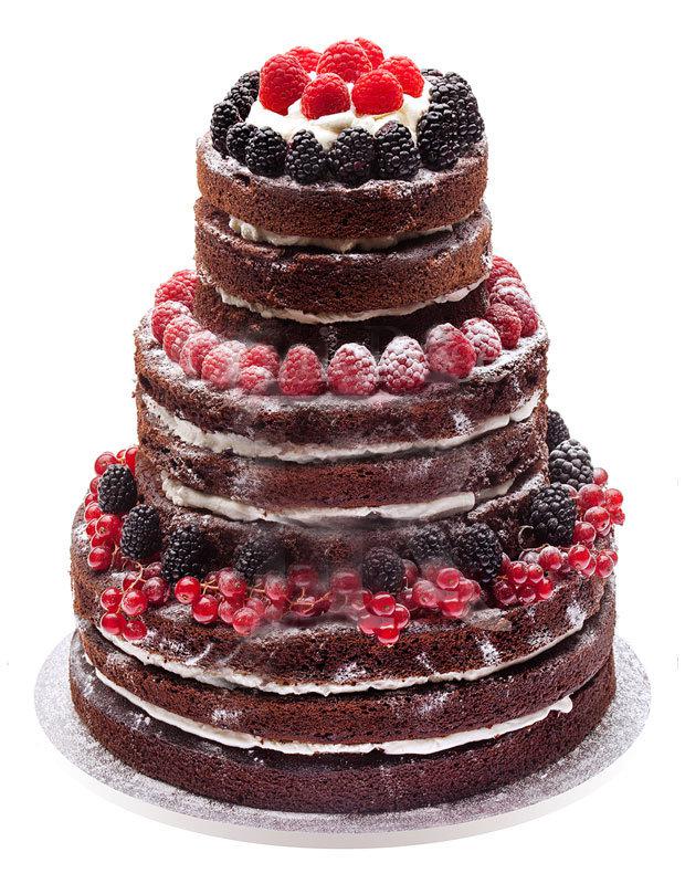 Торт открытый с ягодами и шоколадными коржами