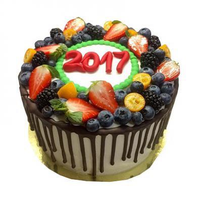 Торт с ягодами с новым годом