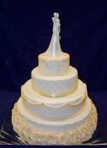 Торт с фигурками жениха и невесты в белом