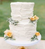 Торт белый с желтыми розами