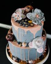 Торт голубой с розовыми потеками с ягодами и фруктами