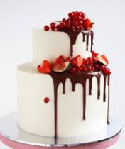 Торт с шоколадными потеками и свежими ягодами