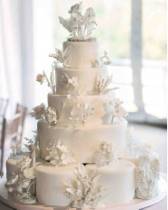 Торт с белыми цветами пятиярусный белый