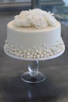Торт с цветами белый с бусинами